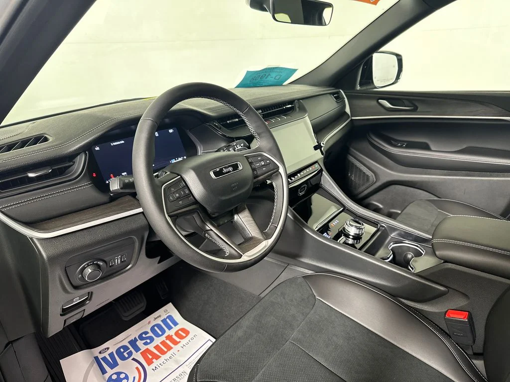 New 2026 Silver Zynith Exterior Paint Jeep Laredo image 16