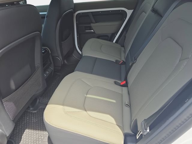 Used 2026 White Land Rover X-Dynamic SE image 11