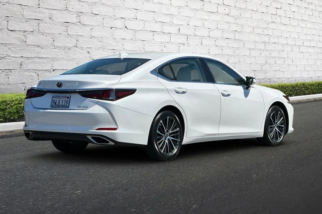 Used 2025 White Lexus 350 image 4