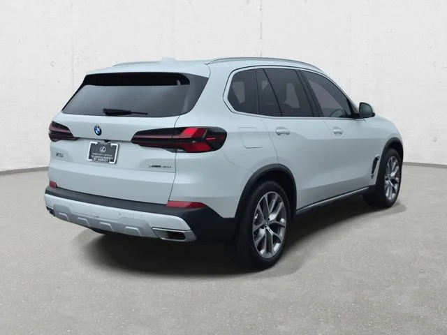 Used 2025 White Metallic BMW xDrive40i image 5