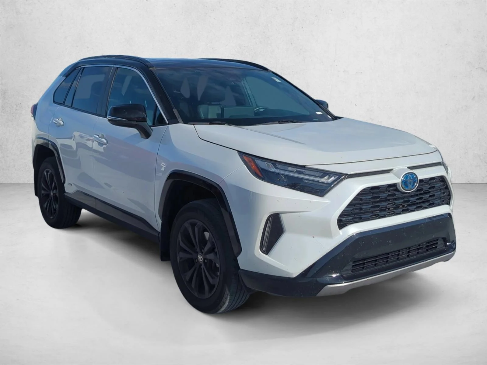 Used 2024 Wind Chill Pearl/Midnight Black Metallic Toyota Hybrid XSE image 3
