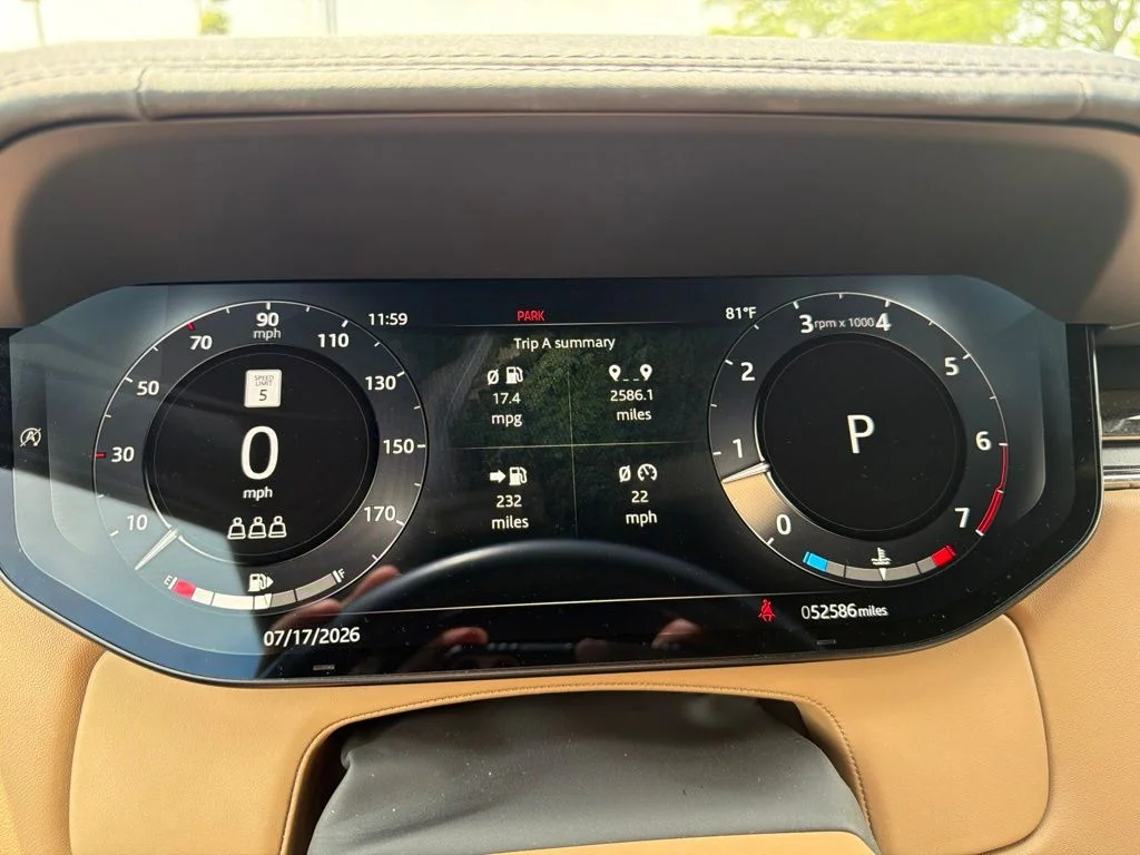 Used 2023  Land Rover SE image 17