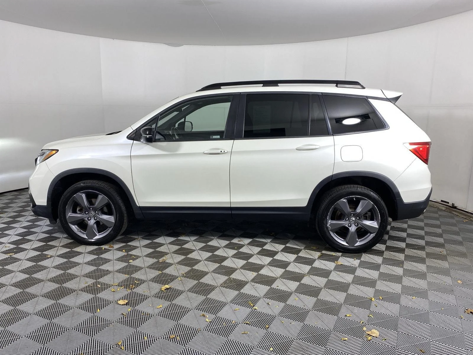 Used 2019 White Diamond Pearl Honda Touring image 4