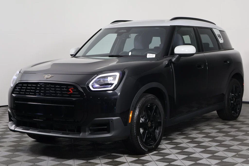 New 2027 Midnight Black MINI Signature Plus image 1