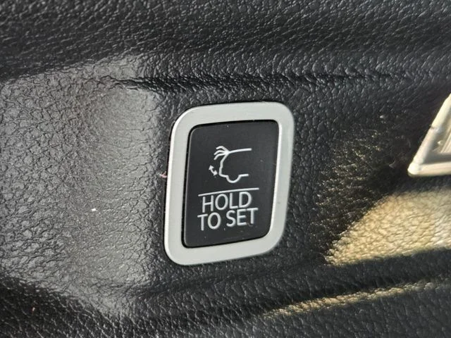 Used 2023 Red Jeep Altitude image 33