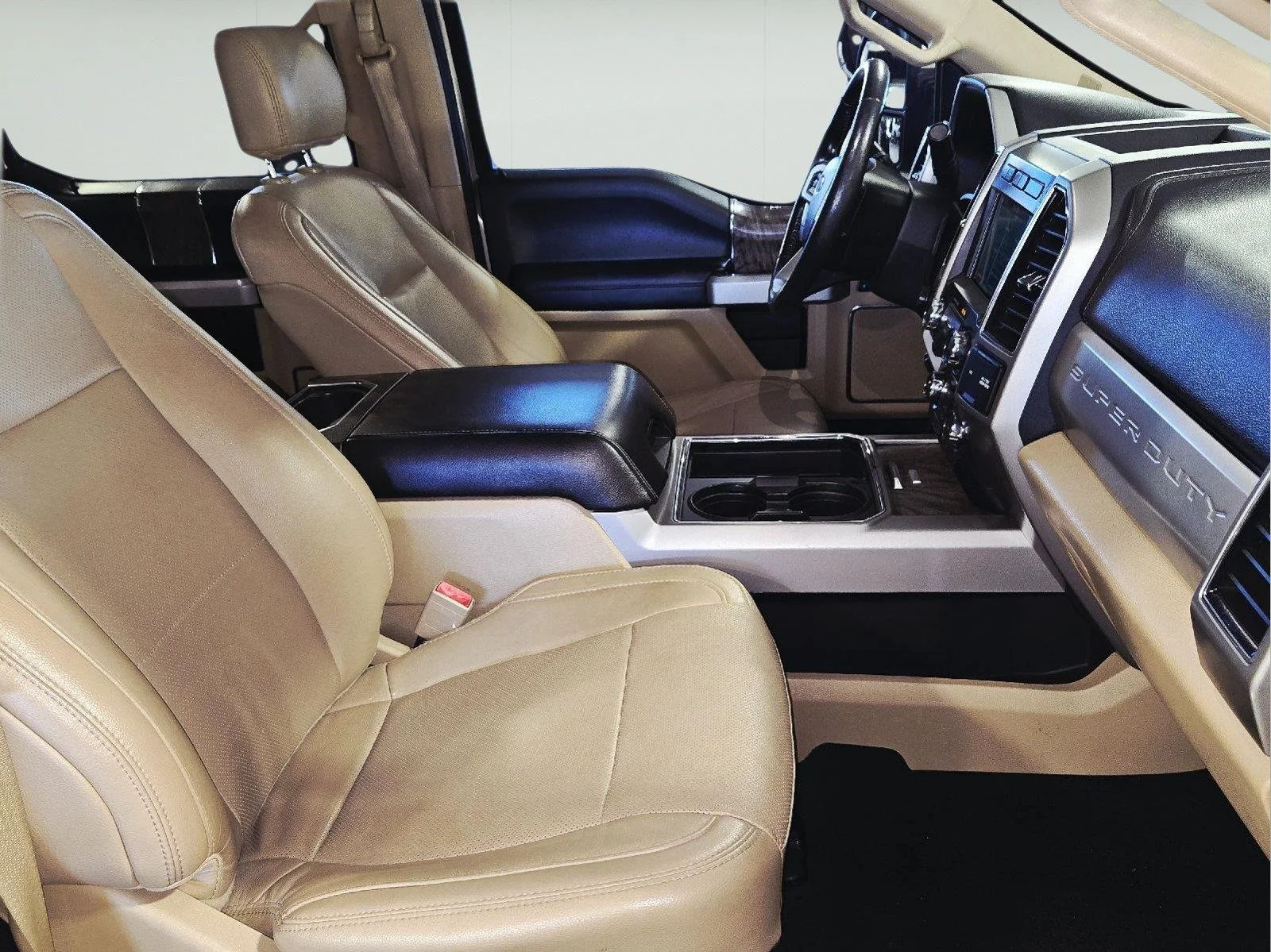 Used 2018 White Gold/Stone Gray Ford Lariat image 43