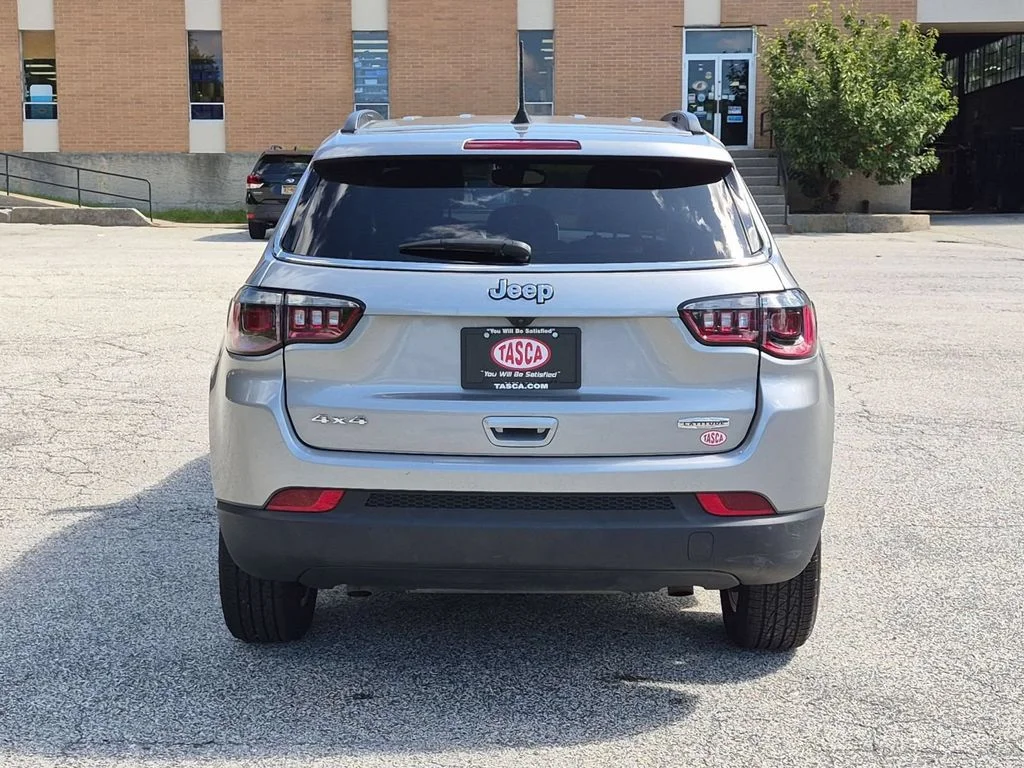 Used 2023 Silver Jeep Latitude image 4