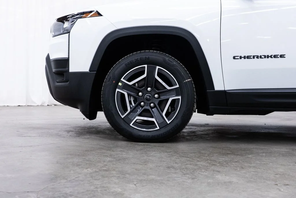 New 2026 Bright White Clear-Coat Exterior Paint Jeep Limited image 7