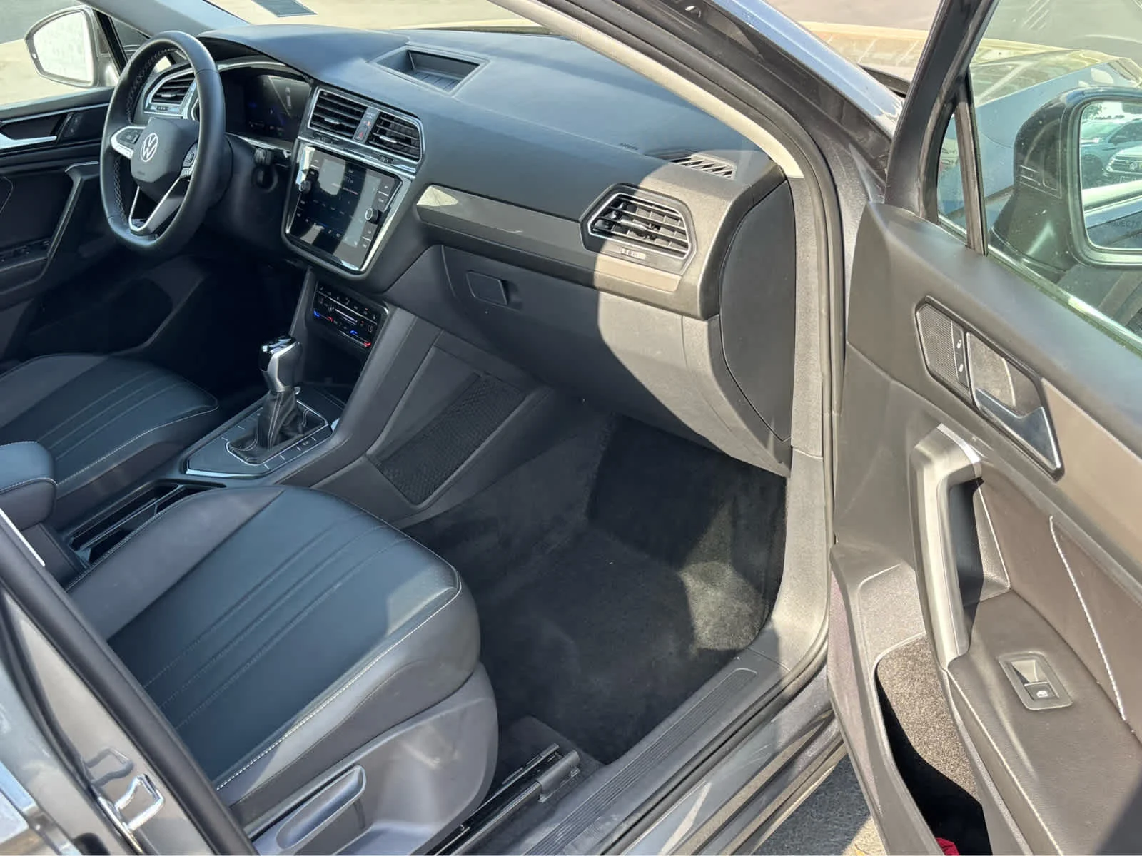 Used 2023 Platinum Gray Metallic Volkswagen SE image 27