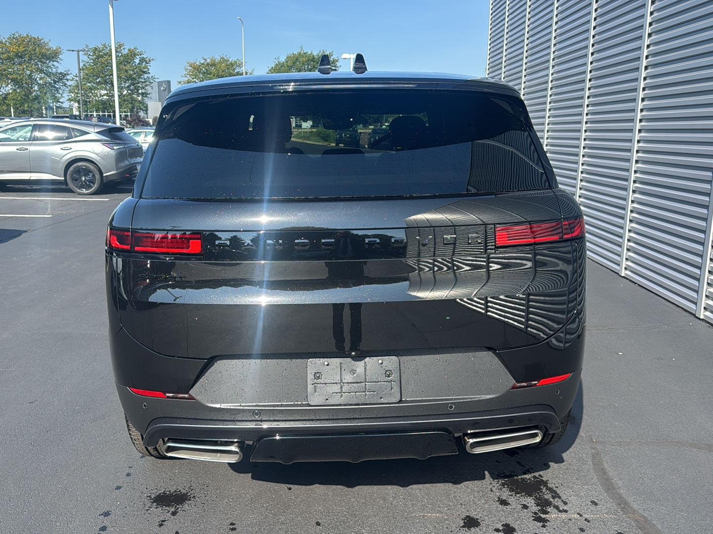 New 2027 Santorini Black Land Rover SE image 4
