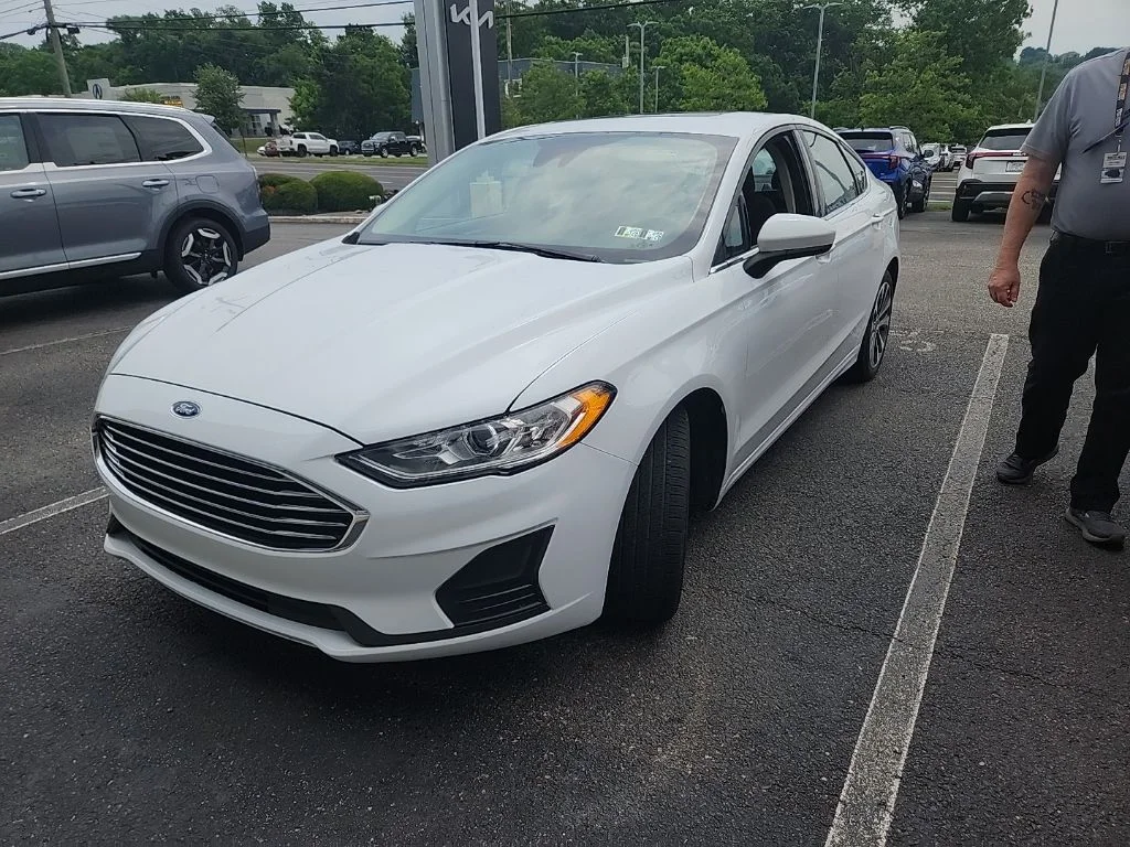 Used 2020 White Ford SE image 1
