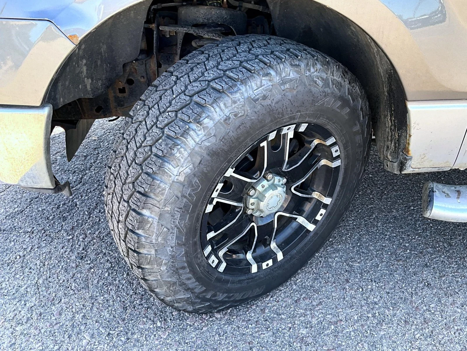 Used 2010 Gray Ford XL image 24
