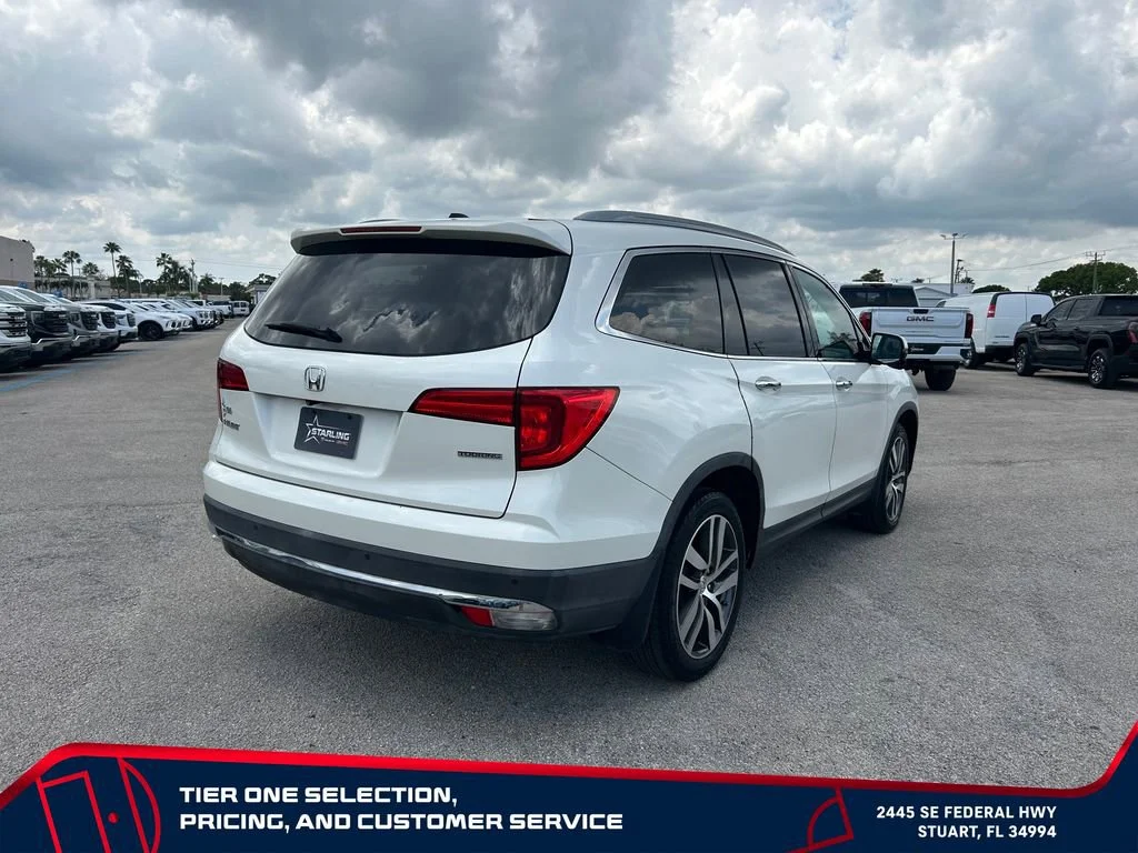 Used 2017  Honda Touring image 8