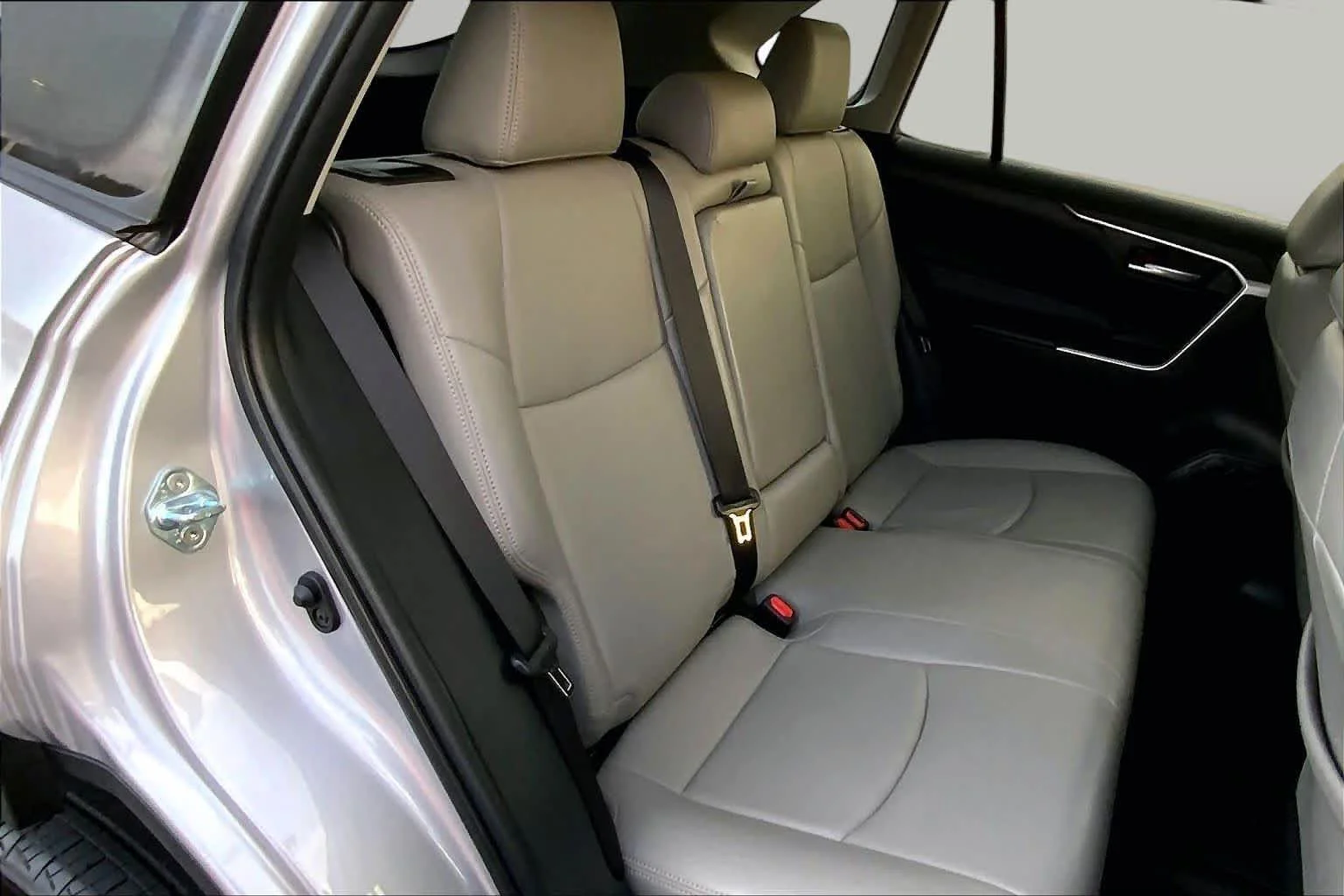 Used 2023 Silver Sky Metallic Toyota XLE image 19