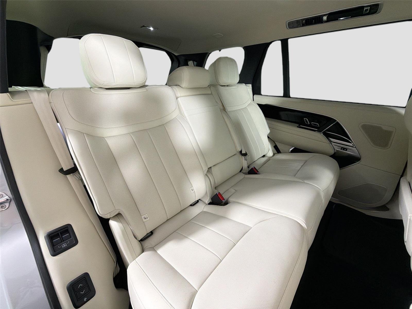 New 2026 Ethereal Frost Sliver LAND ROVER SE LWB 7-Seats / V8 image 27