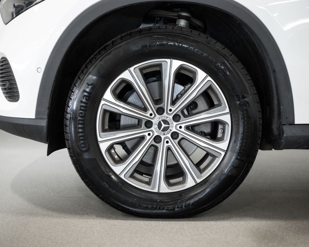 Certified Used 2025  Mercedes-Benz GLC 300 image 4
