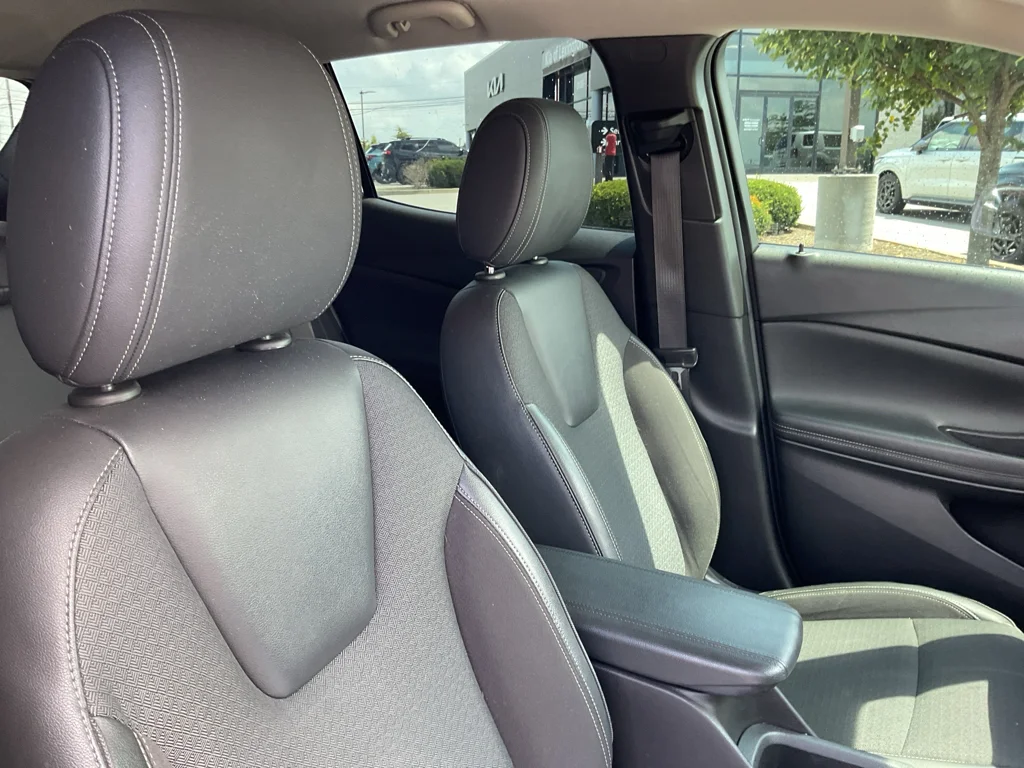 Used 2020 White Frost Tricoat Buick Select image 11