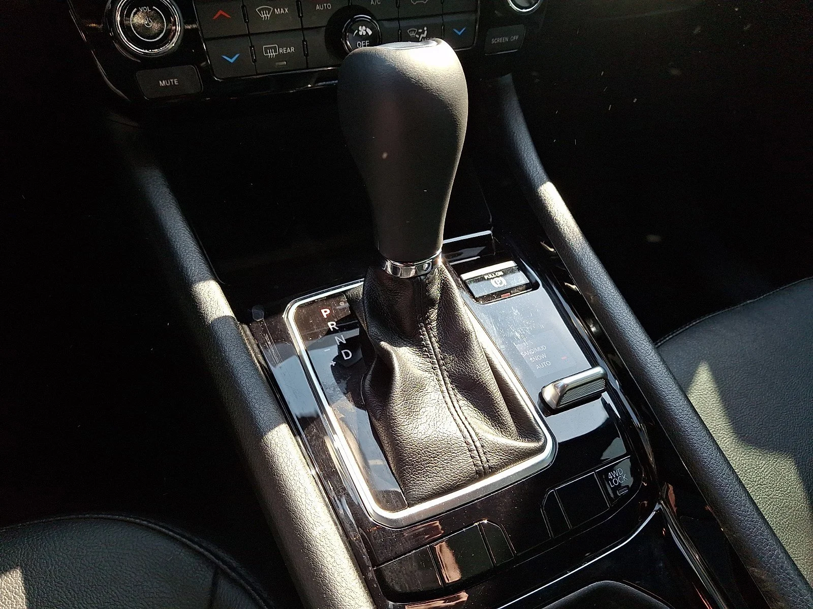 Used 2023 Diamond Black Crystal Pearlcoat Jeep Limited image 15
