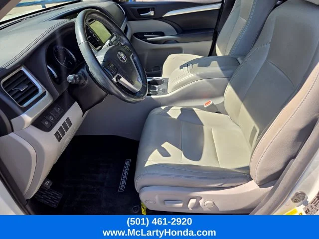 Used 2018 Blizzard Pearl Toyota XLE image 10