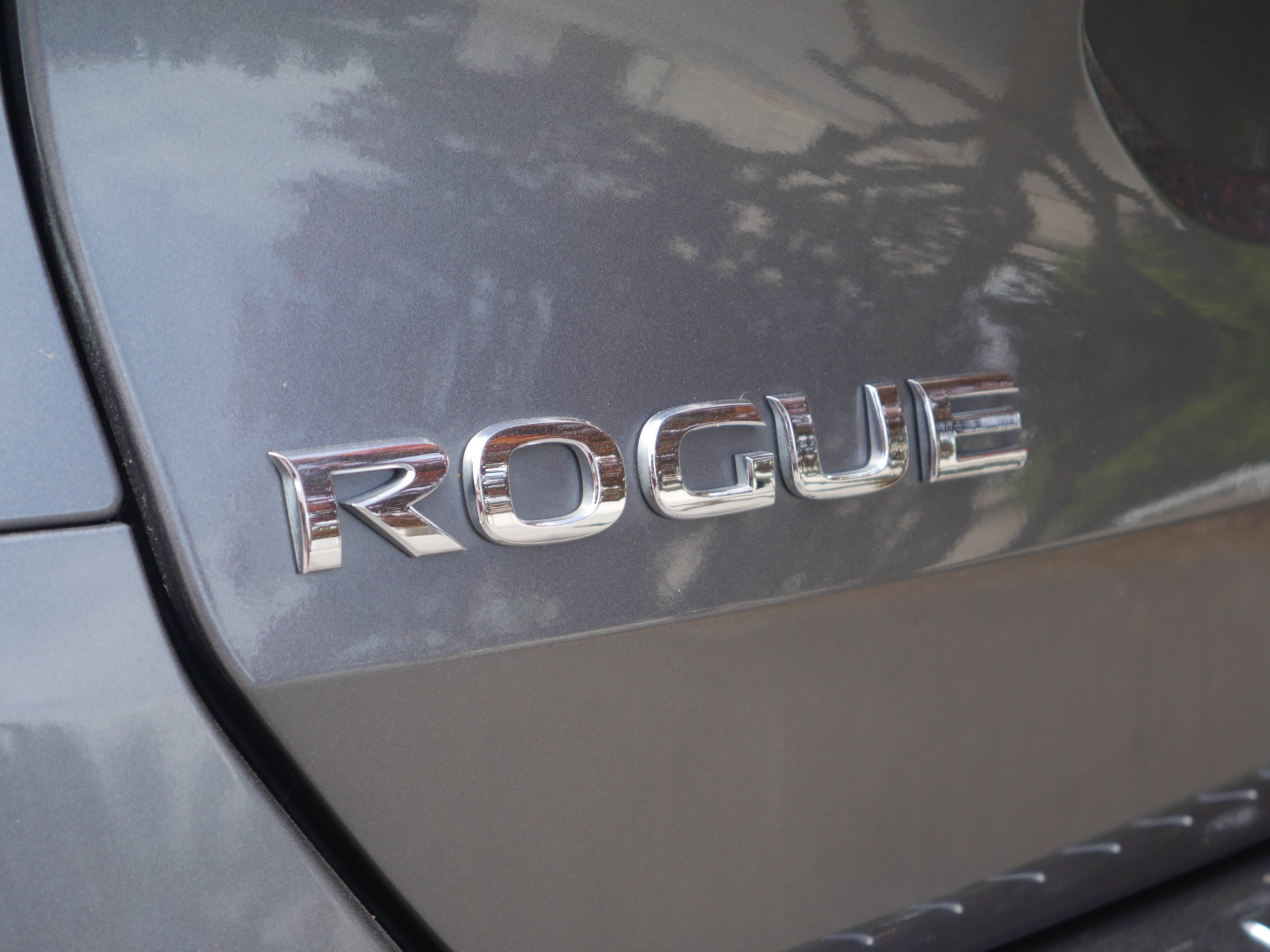 Used 2015 Gun Metallic Nissan SL image 17