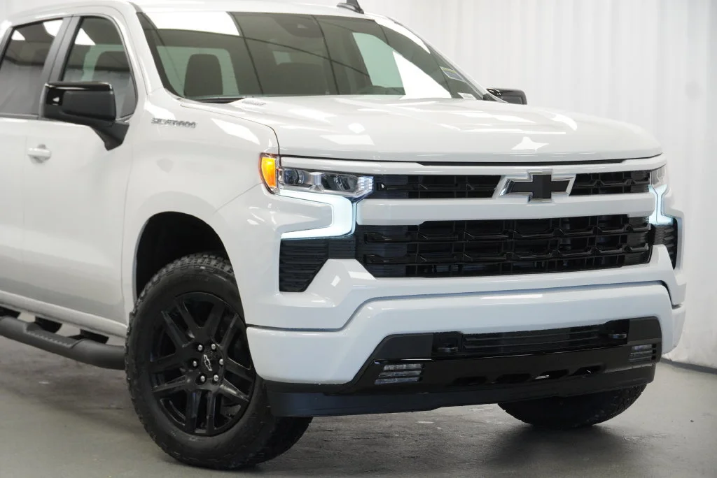New 2026 Summit White Chevrolet RST image 9