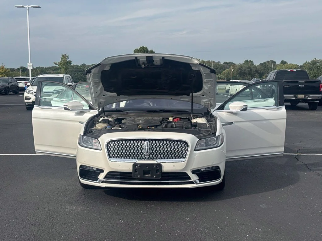 Used 2018 White Lincoln Select image 26