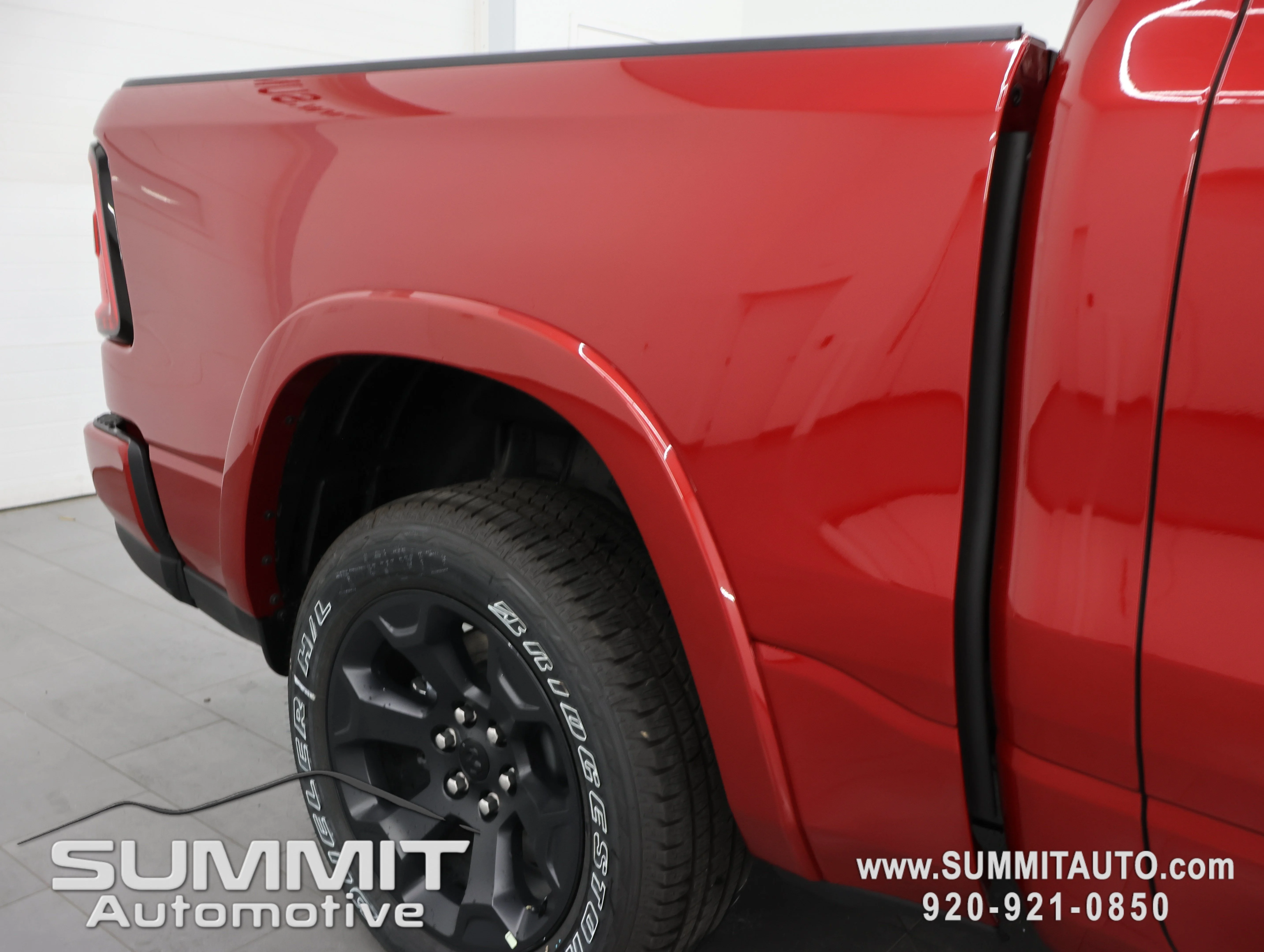 New 2026 Molten Red Pearl-Coat Exterior Paint RAM Big Horn/Lone Star image 26