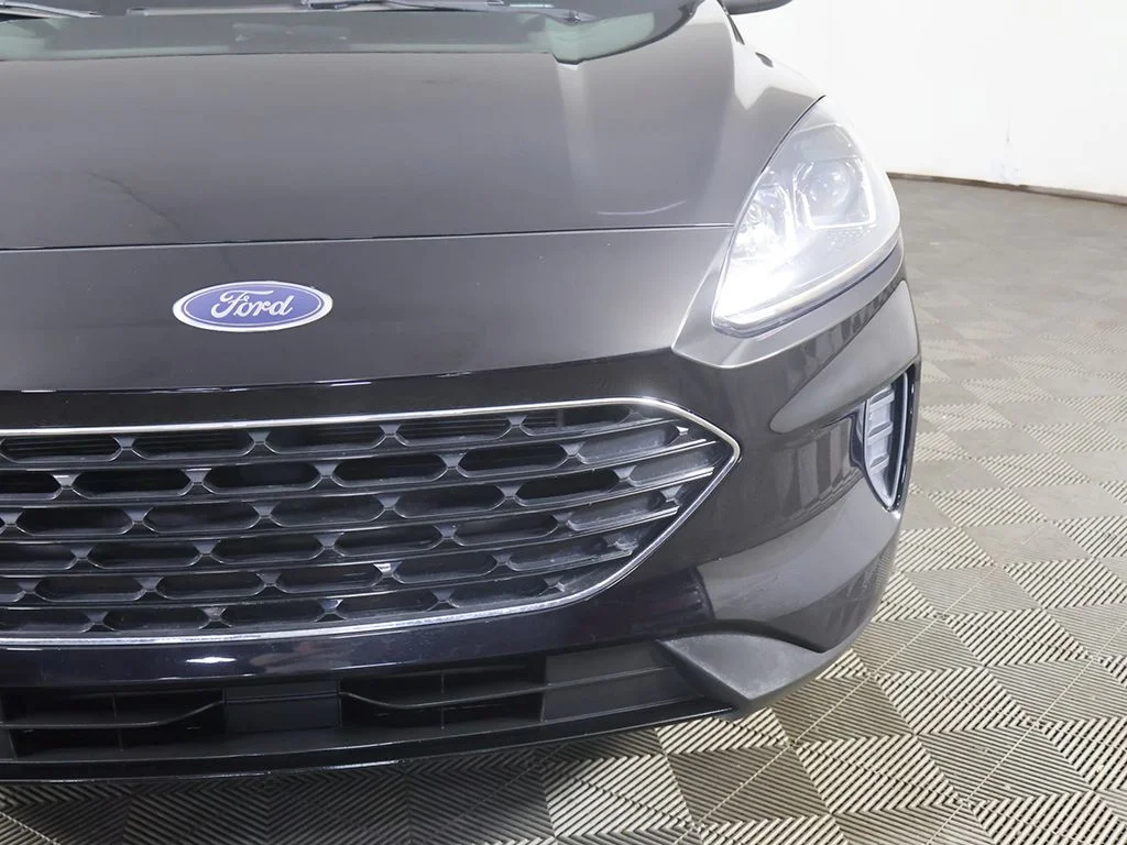 Used 2022 Black Ford SE image 12