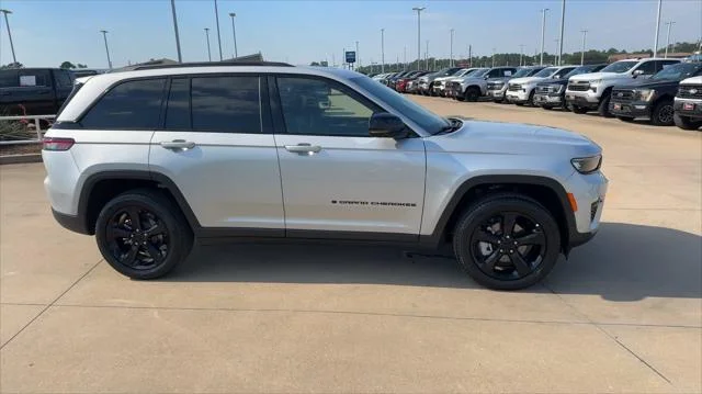New 2025 Silver Zynith Exterior Paint Jeep Limited image 14