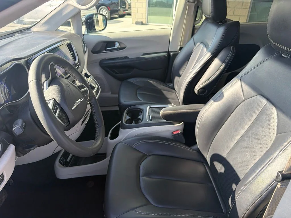 Used 2024 Silver Chrysler Touring L image 9