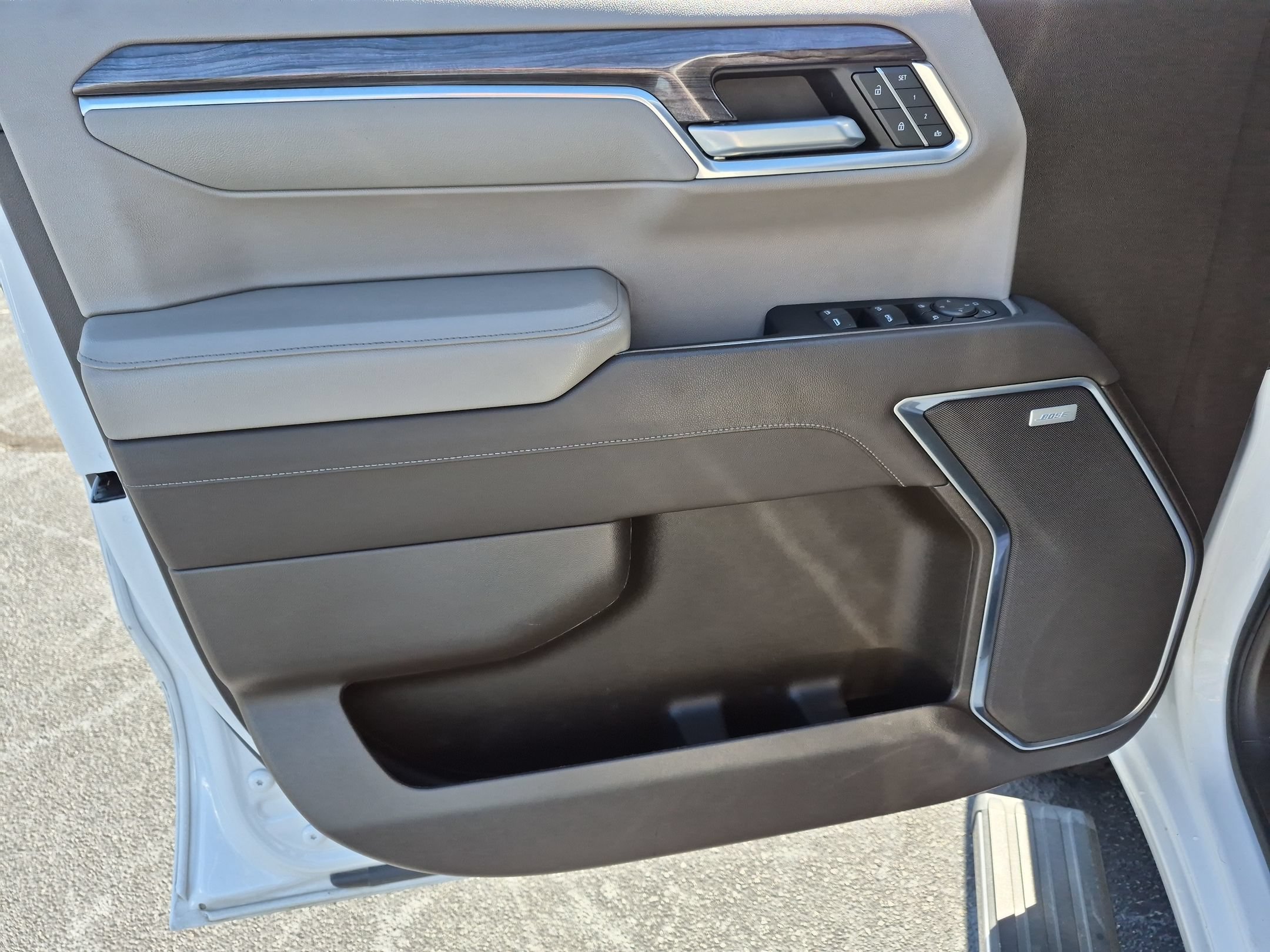 Used 2022 Iridescent Pearl Tricoat Chevrolet LTZ image 12