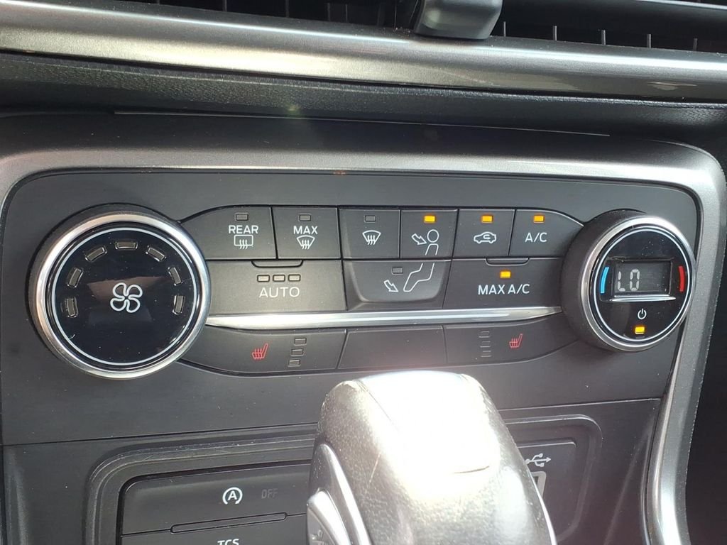 Used 2020 Shadow Black Ford SE image 18