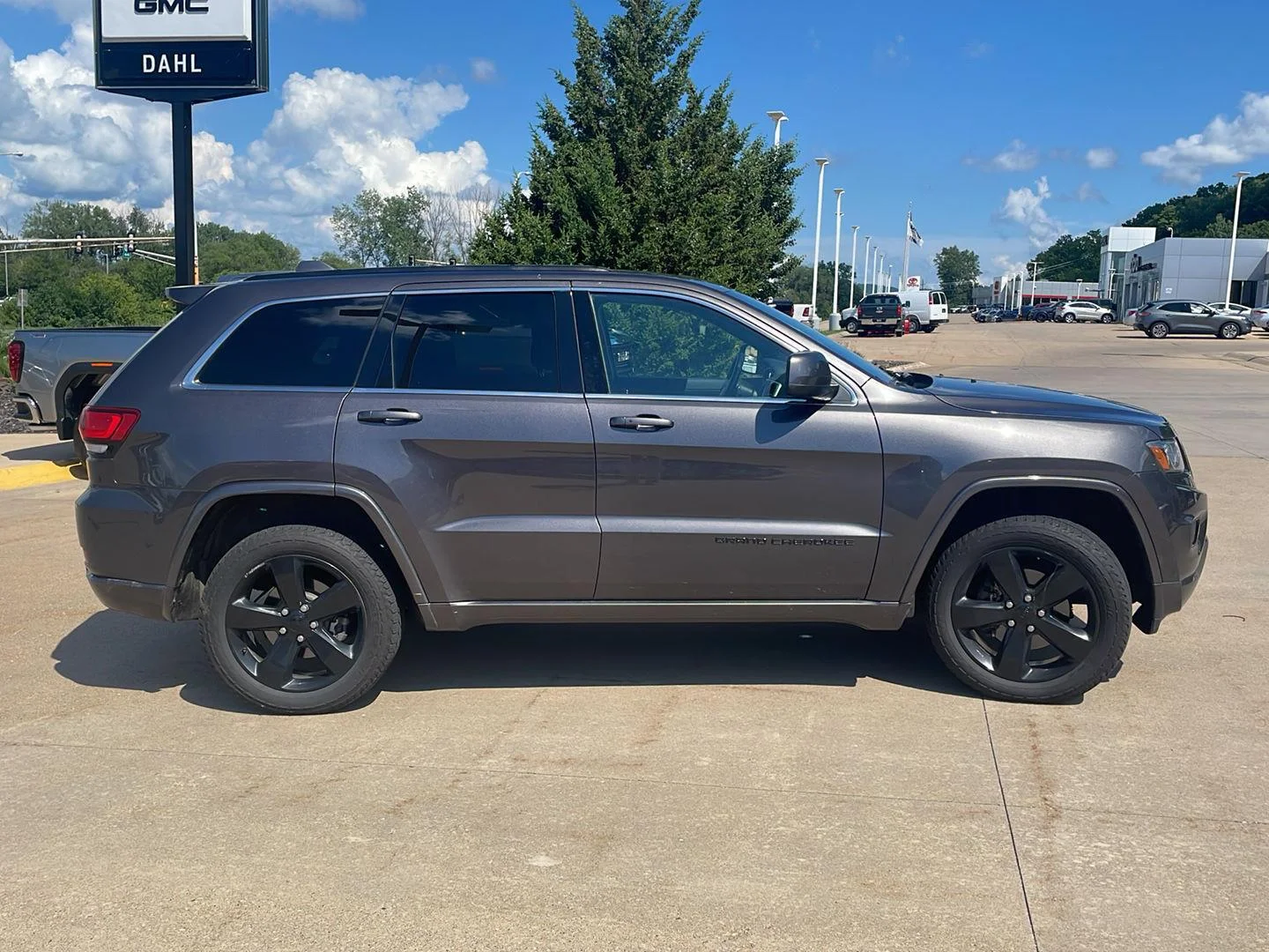 Used 2015 Gray Jeep Altitude image 2