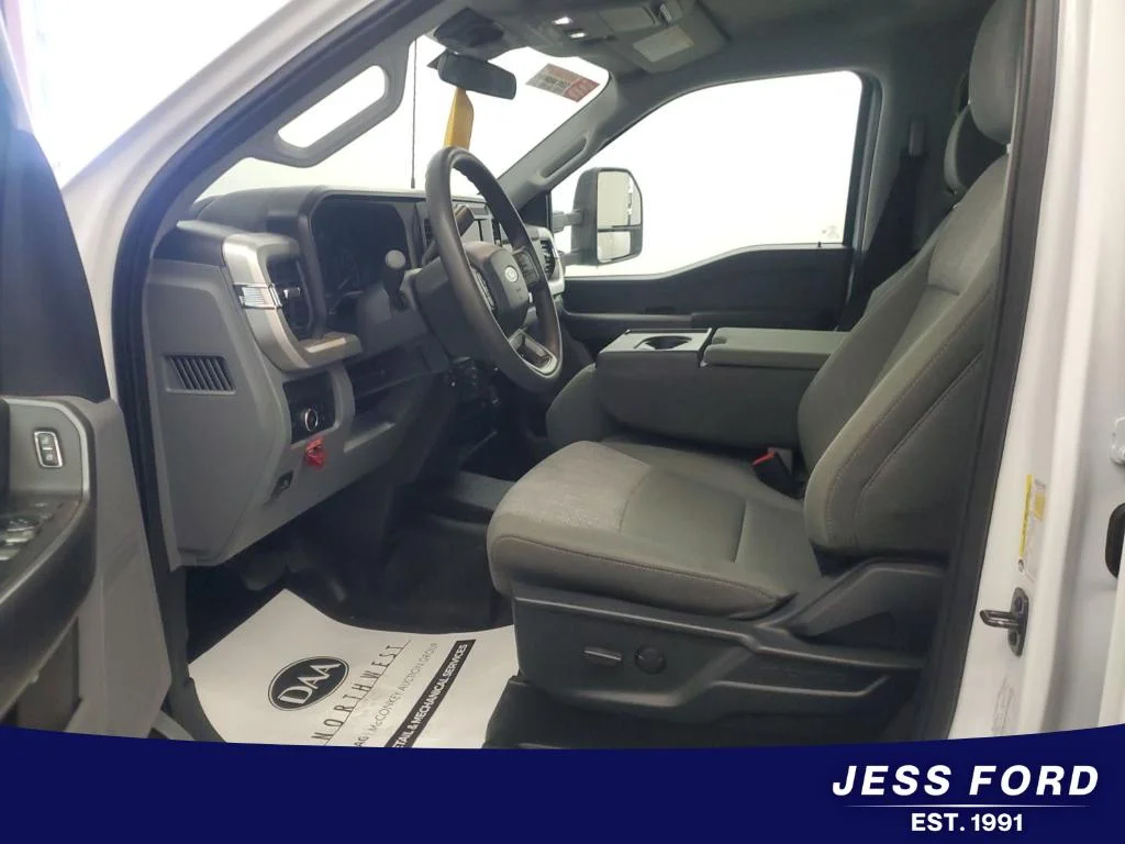 Used 2025 Oxford White Ford XLT image 5