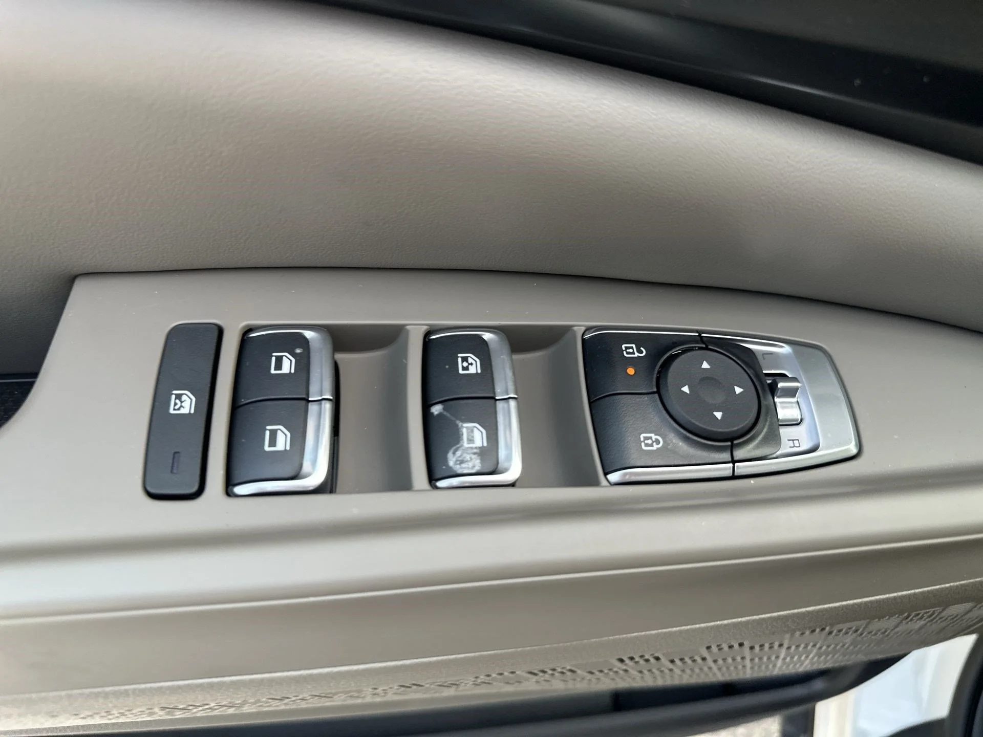 New 2026 White Pearl Kia LXS image 17