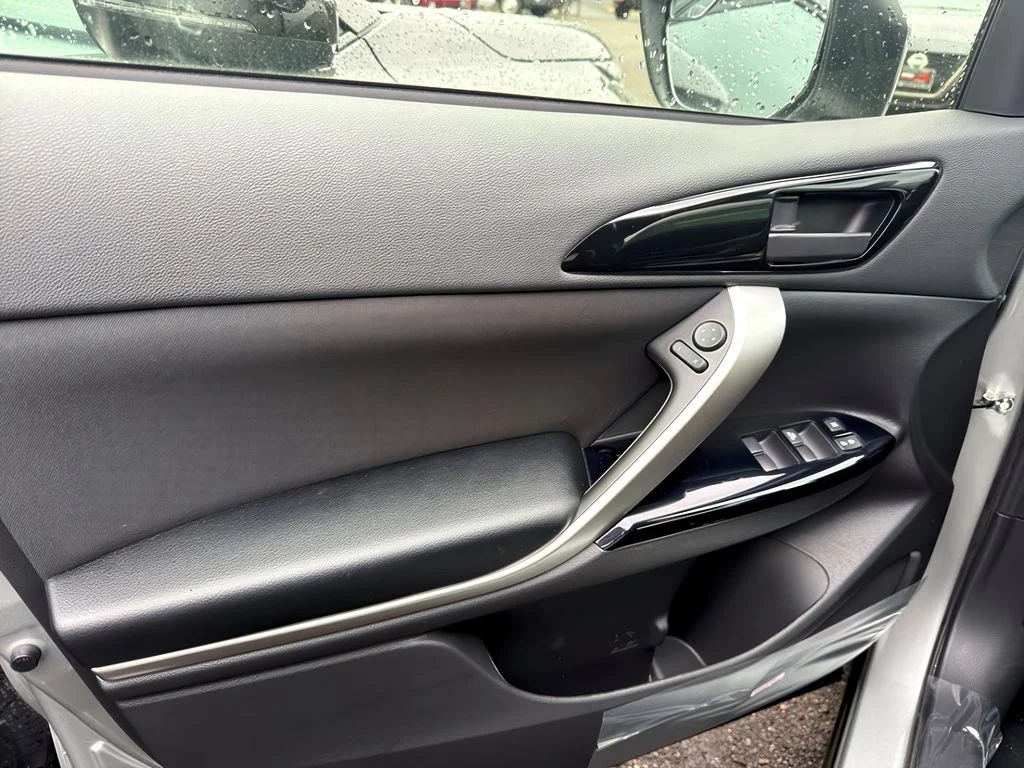 New 2026 Alloy Silver Metallic Mitsubishi LE image 8