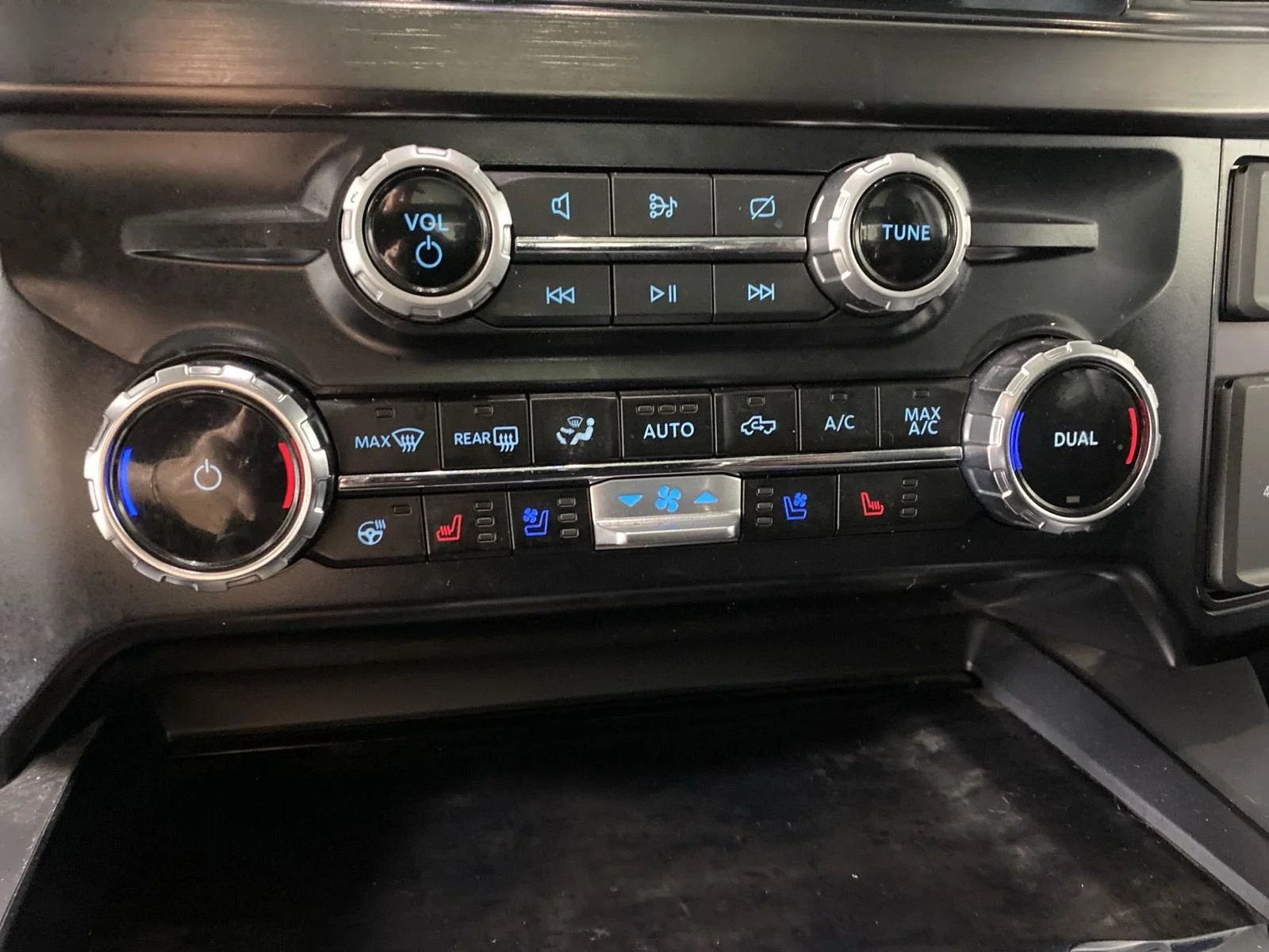 Used 2024  Ford LARIAT image 23