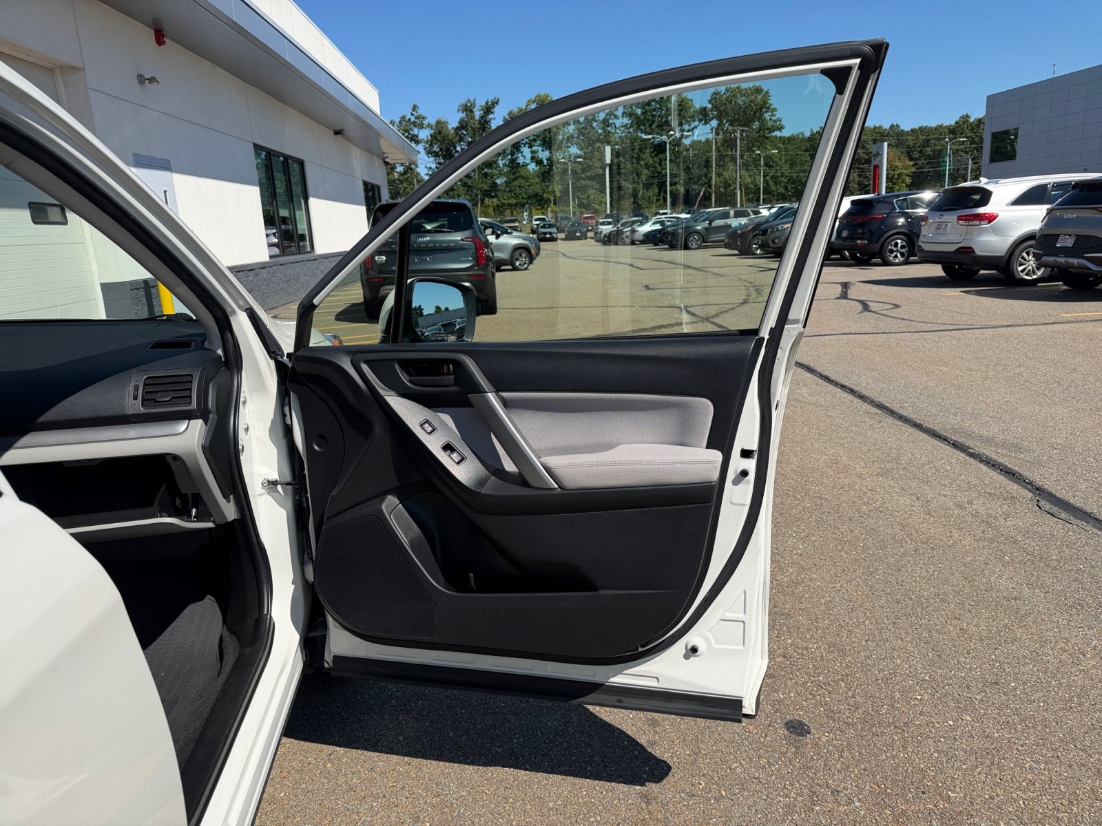 Used 2015 Satin White Pearl Subaru 2.5i Premium image 32