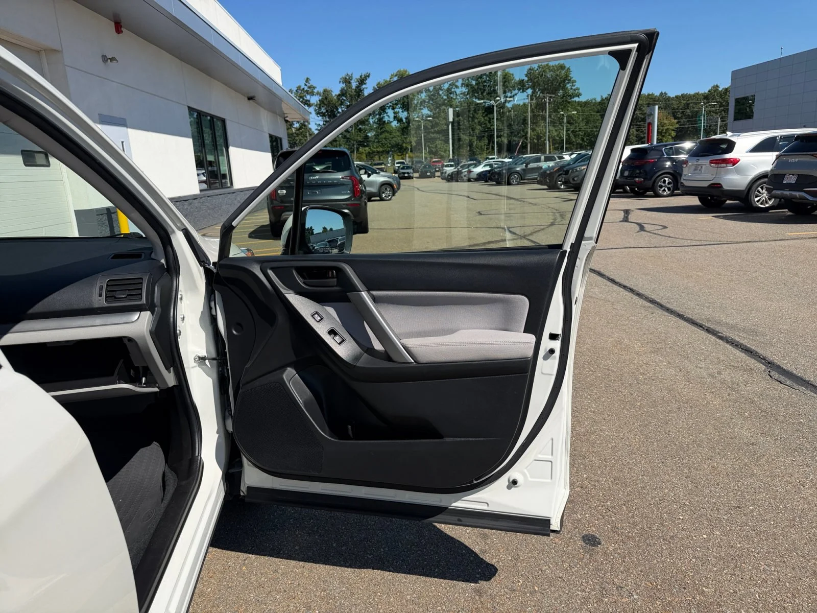 Used 2015 Satin White Pearl Subaru 2.5i Premium image 32