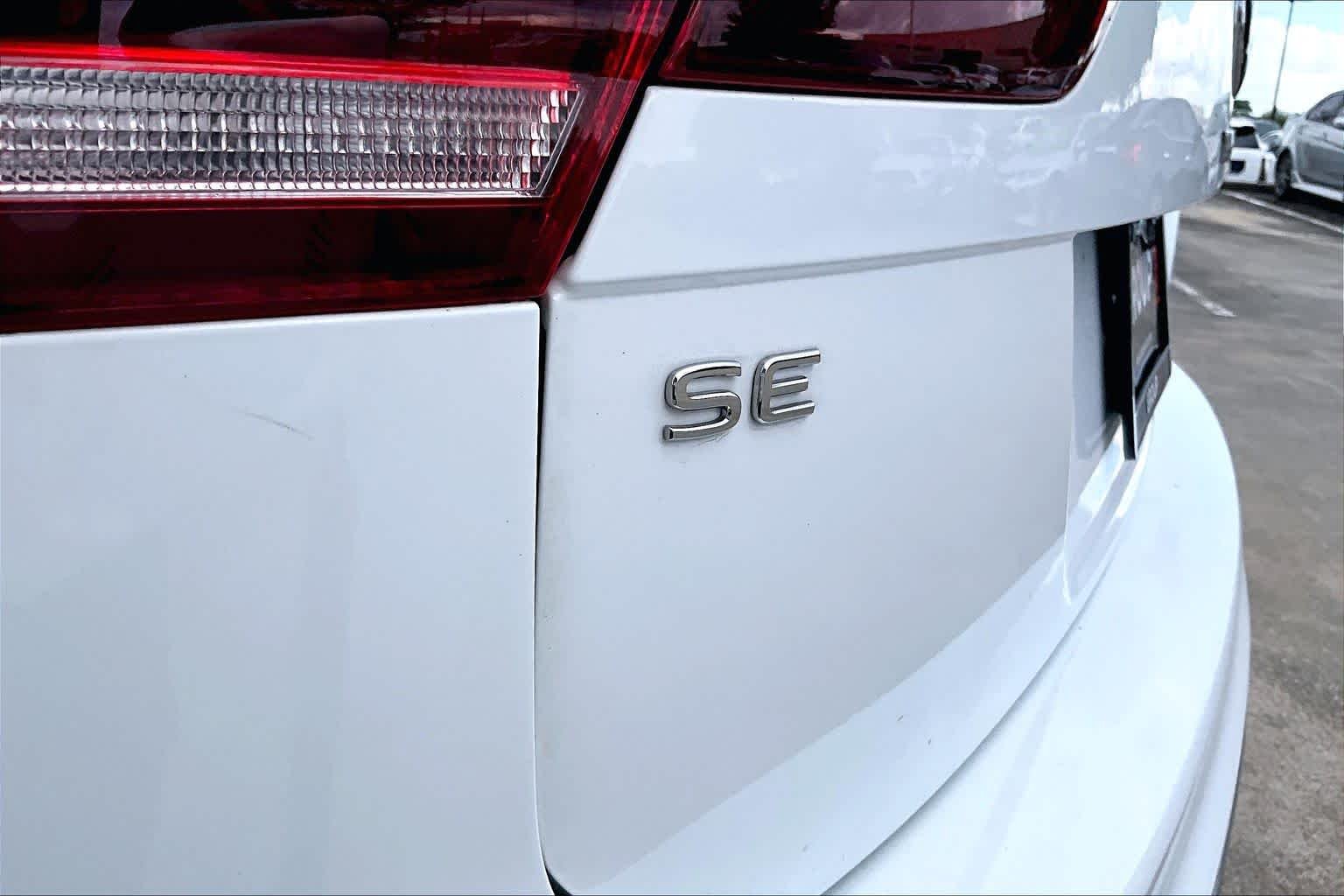 Used 2024 Pure White Volkswagen SE image 8