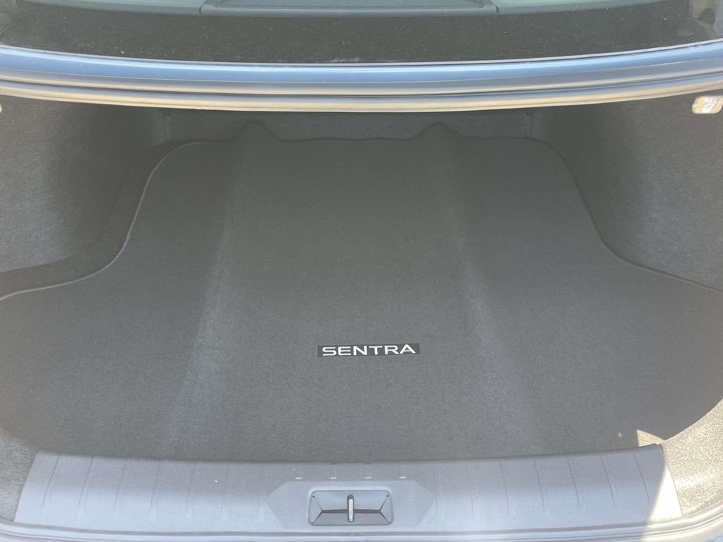 New 2026 Atlantic Gray Metallic / Super Black Two-tone Nissan SR image 9