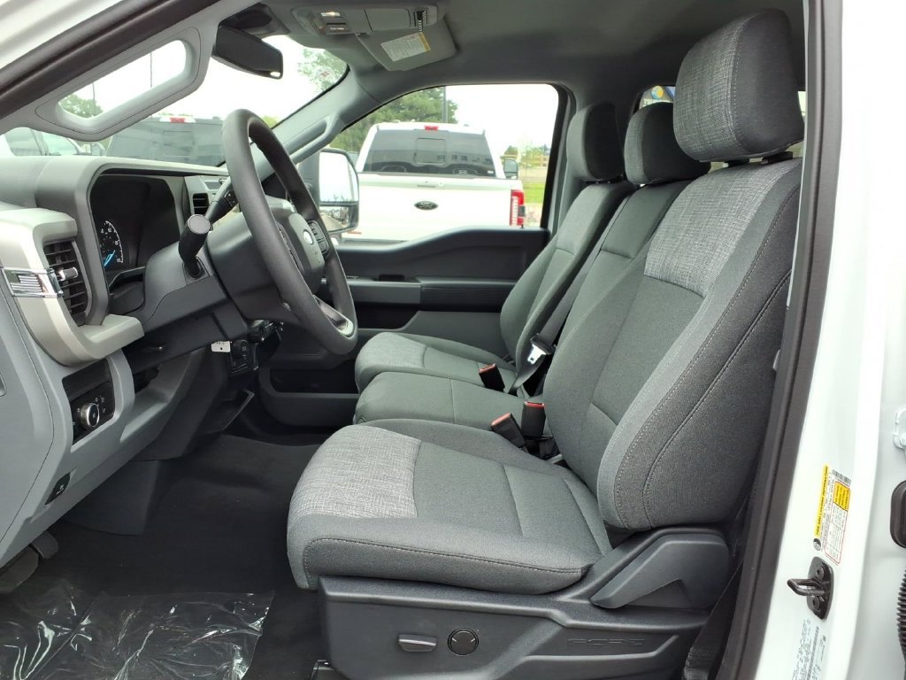 New 2027 Oxford White Ford F-250® XLT image 7