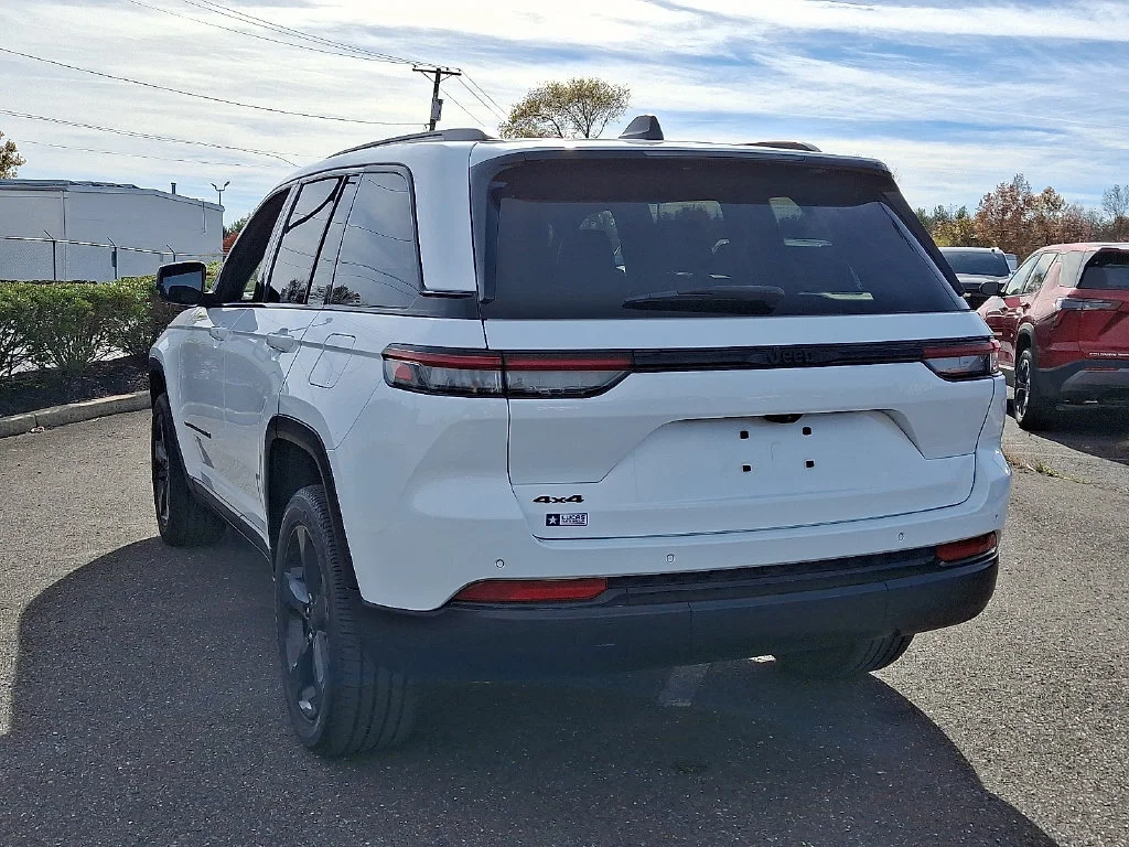 Used 2023 White Jeep Altitude 4x4 image 9