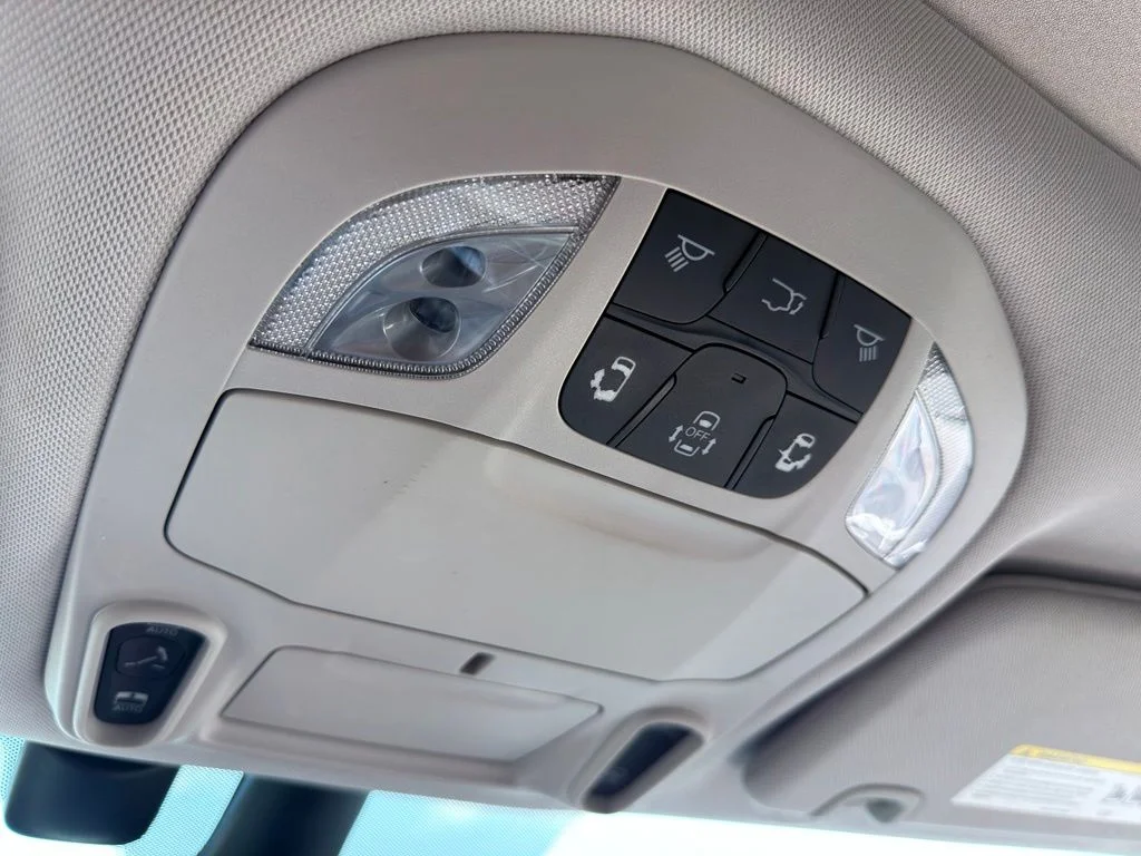 Used 2017 Silver Chrysler Limited image 51