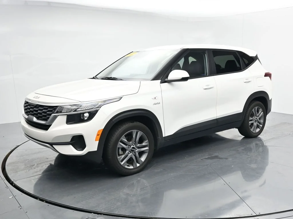 Used 2022 White Kia LX image 4
