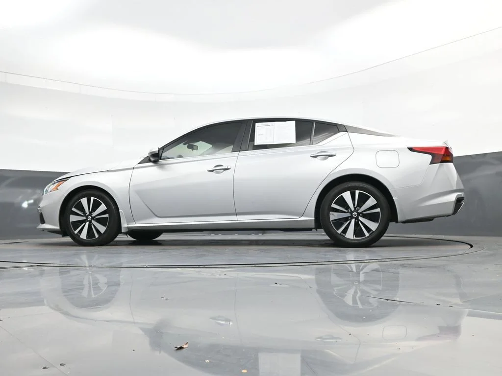 Used 2022 Silver Nissan 2.5 SV image 43