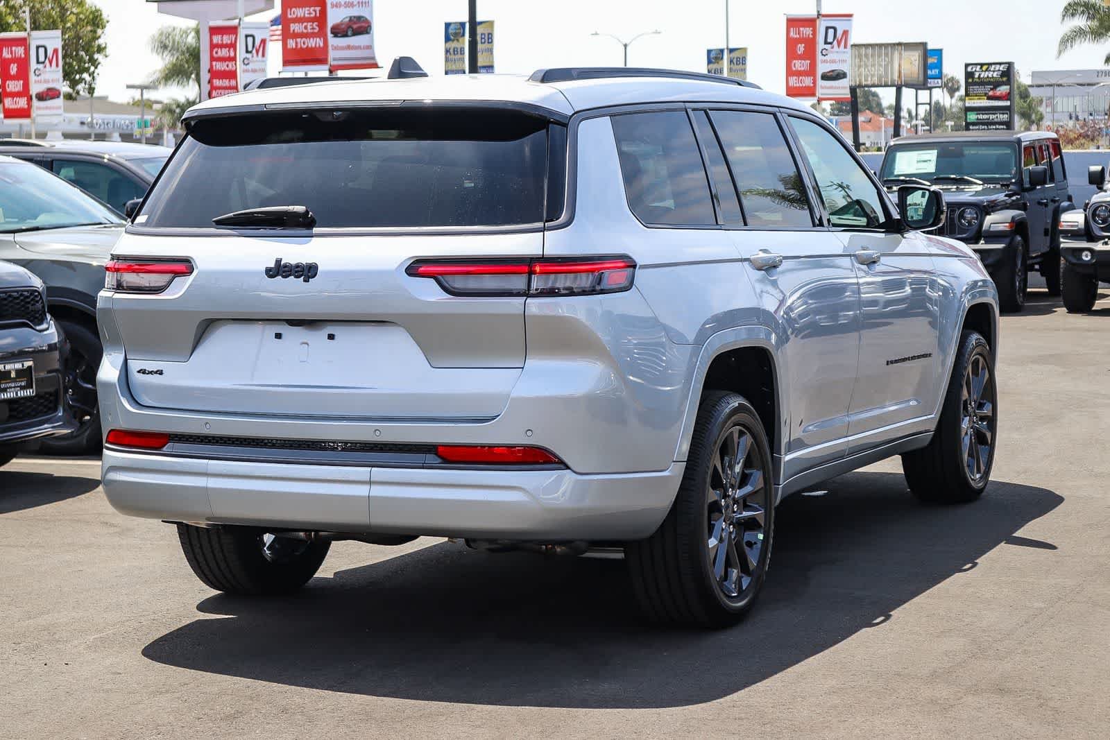 New 2026 Silver Zynith Exterior Paint Jeep Limited Reserve image 4