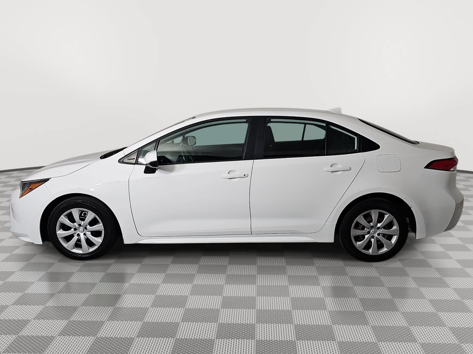 Used 2025 White Toyota LE image 5