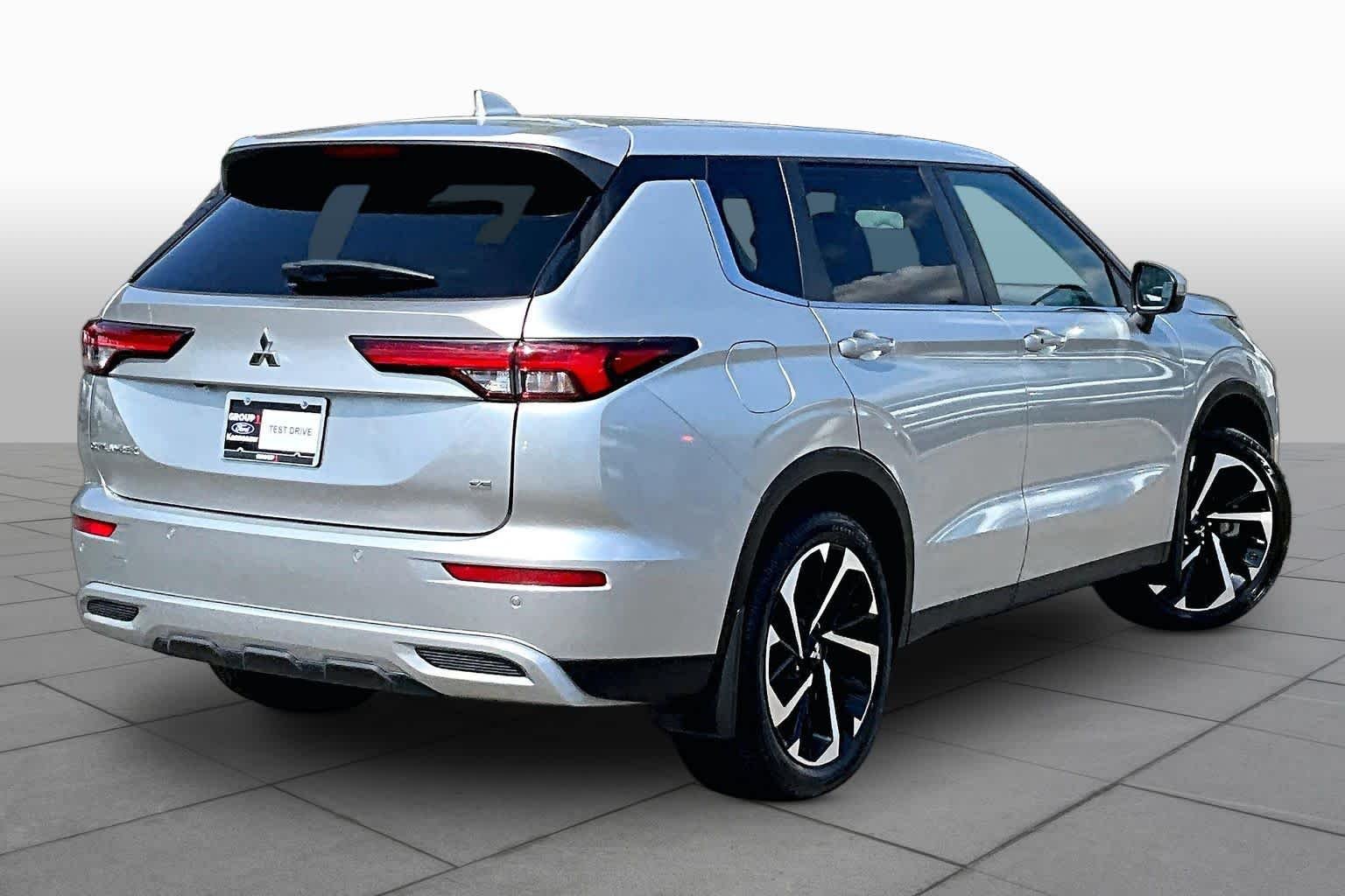 Used 2022 Alloy Silver Metallic Mitsubishi SE image 13