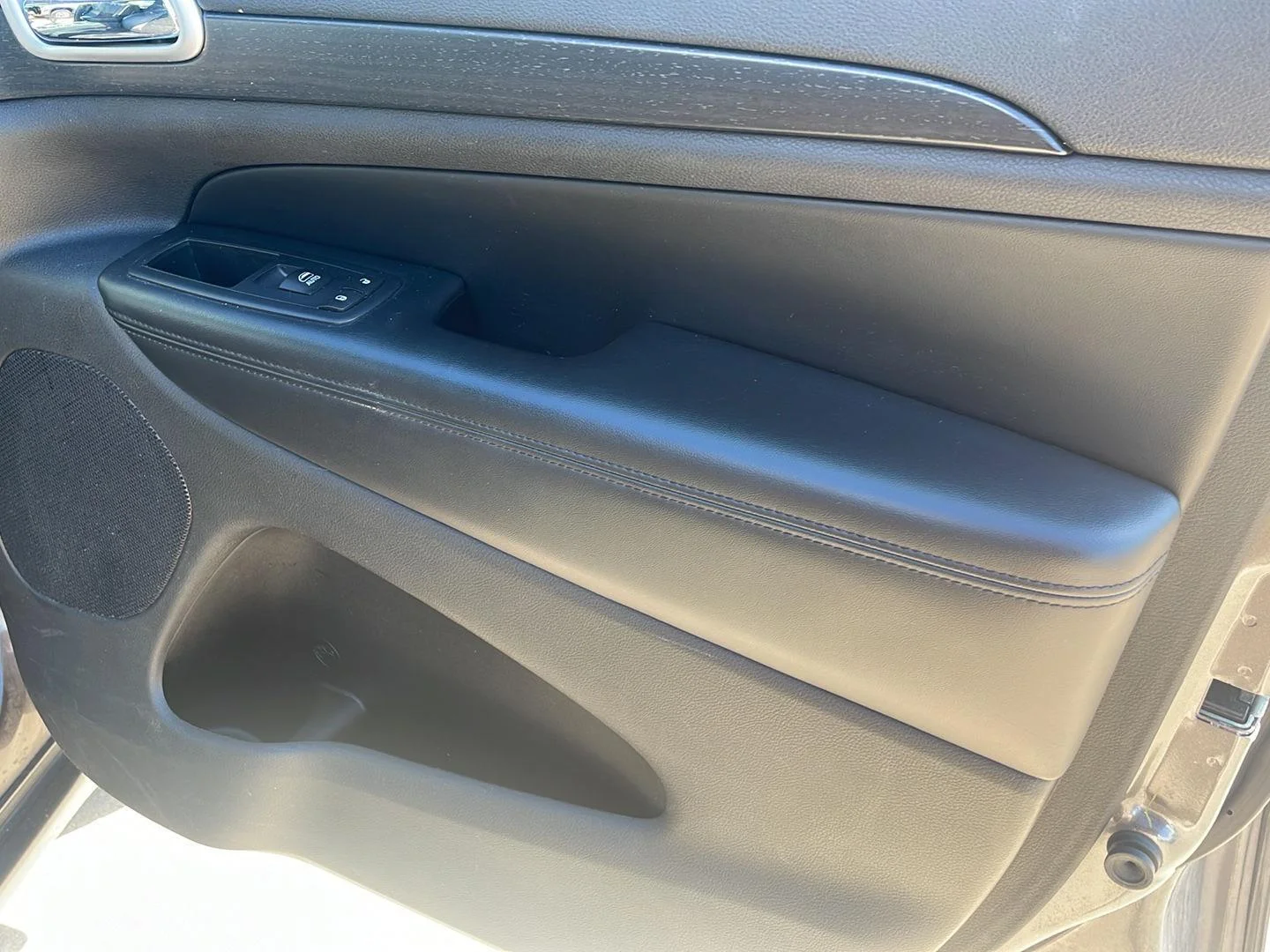 Used 2015 Gray Jeep Altitude image 19
